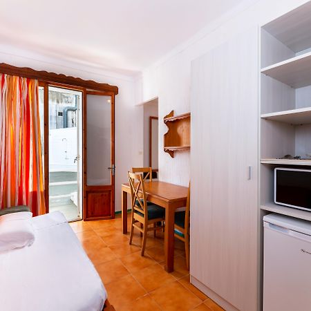 Hostal Residencia San Francisco Portocolom  Exterior photo